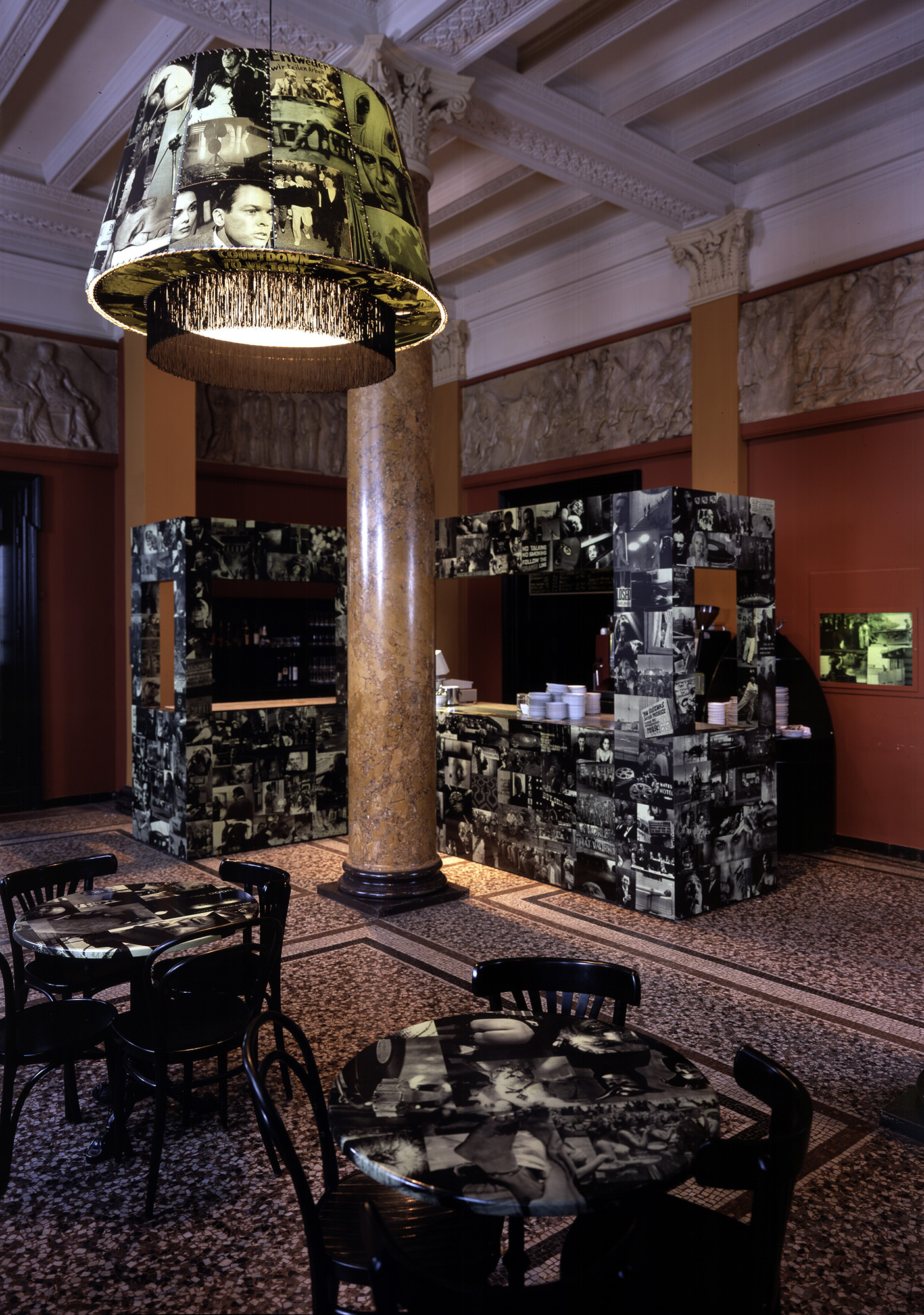 Bar-60-99-Einraeumen-1999-quer-vorne