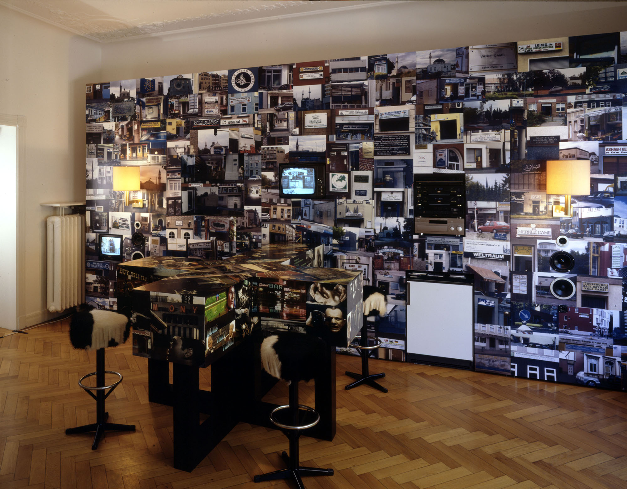 Moscheenwand-mit-Kreuzbar-2002-rechts